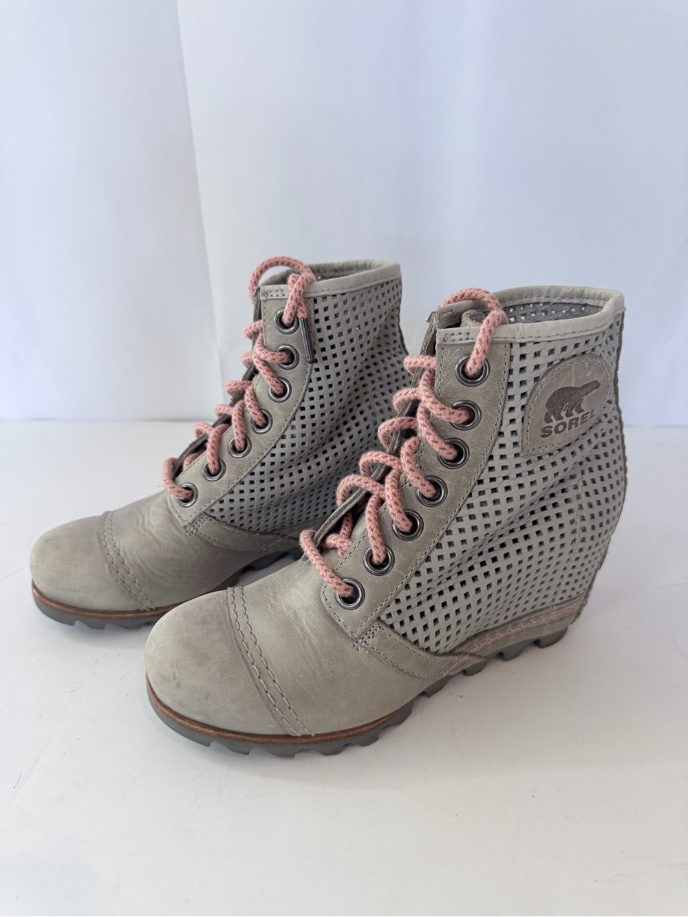 Sorel 1964 Premium Perforated Leather Wedge Boots with Pink Laces Size 5.5